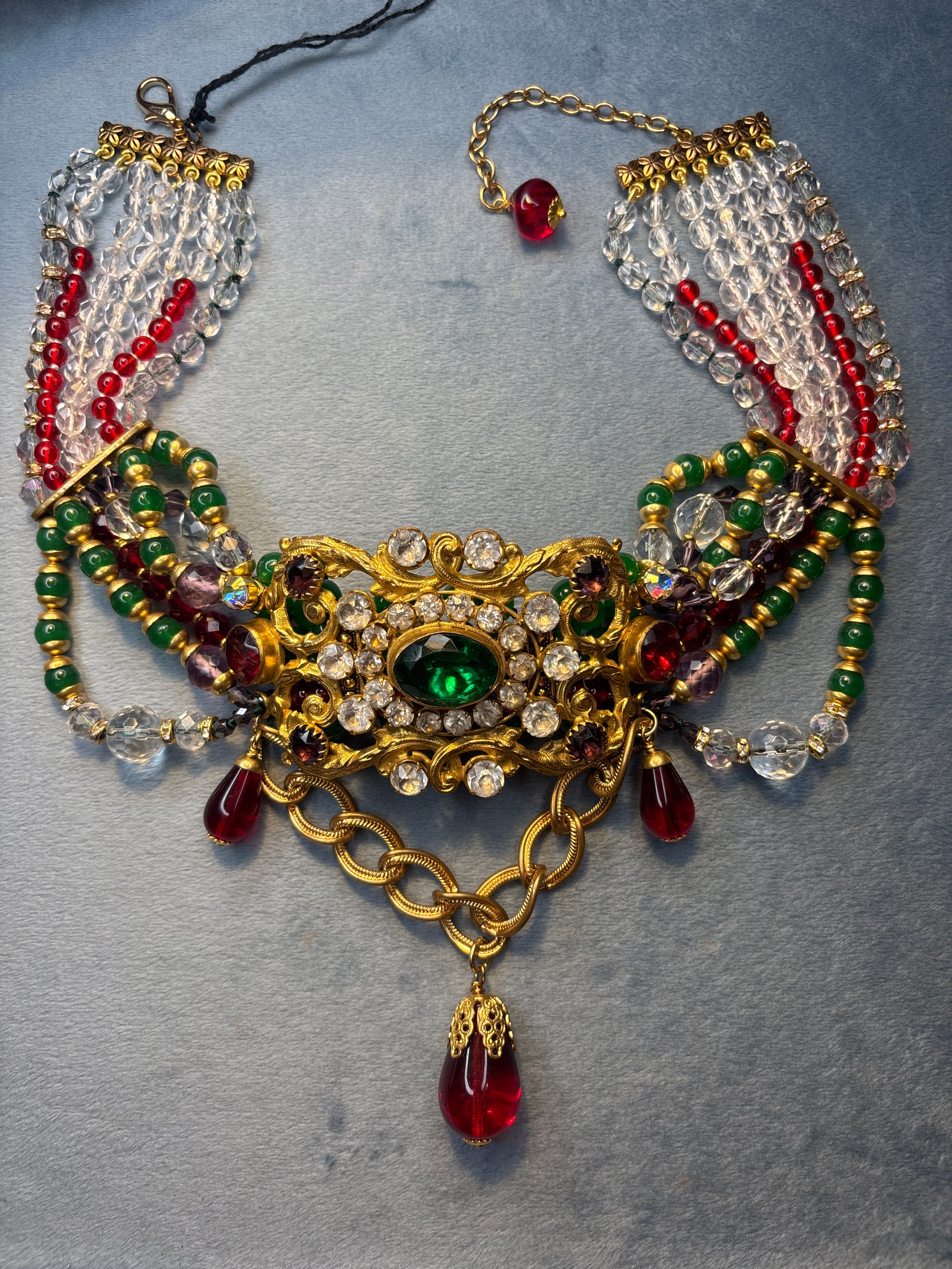 AN red green golden pearly choker 680