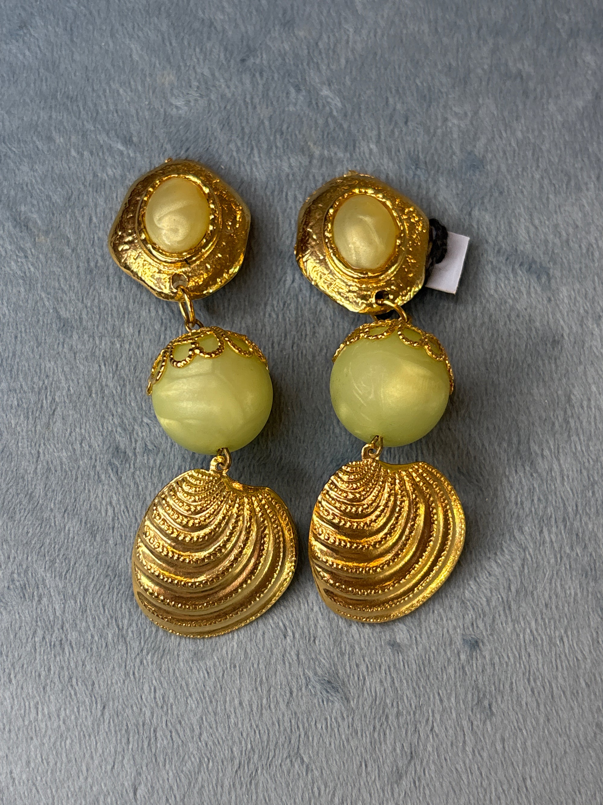 Golden green ball shell dangly clips NA 125