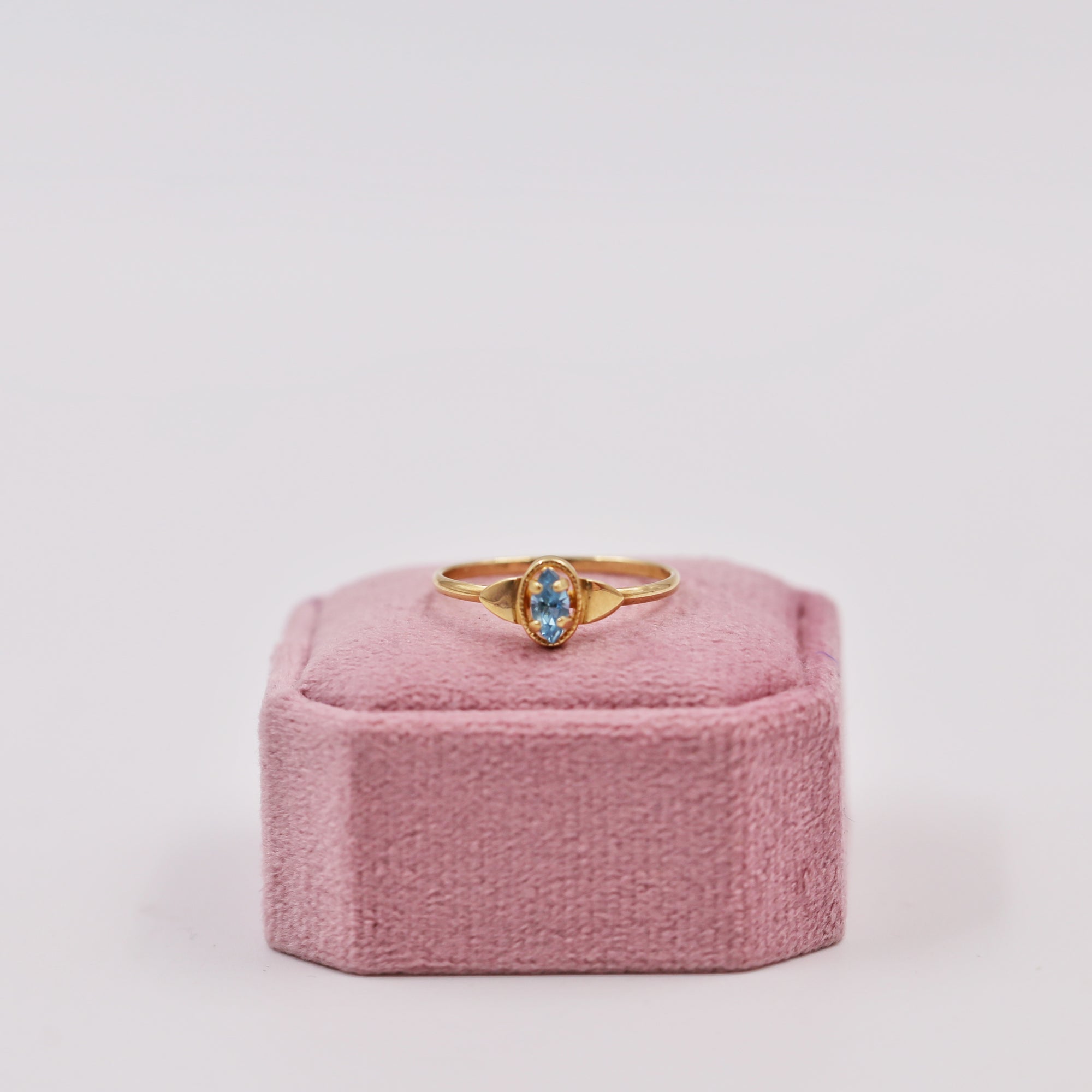 Cute oval solitaire gold-plated ring