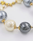 Oversize fake pearls necklace