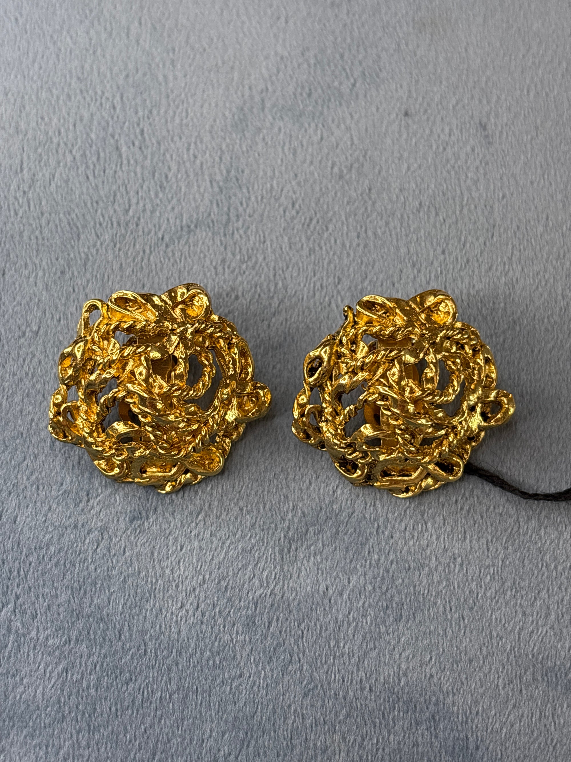 Golden twisted round openwork compact clips 139