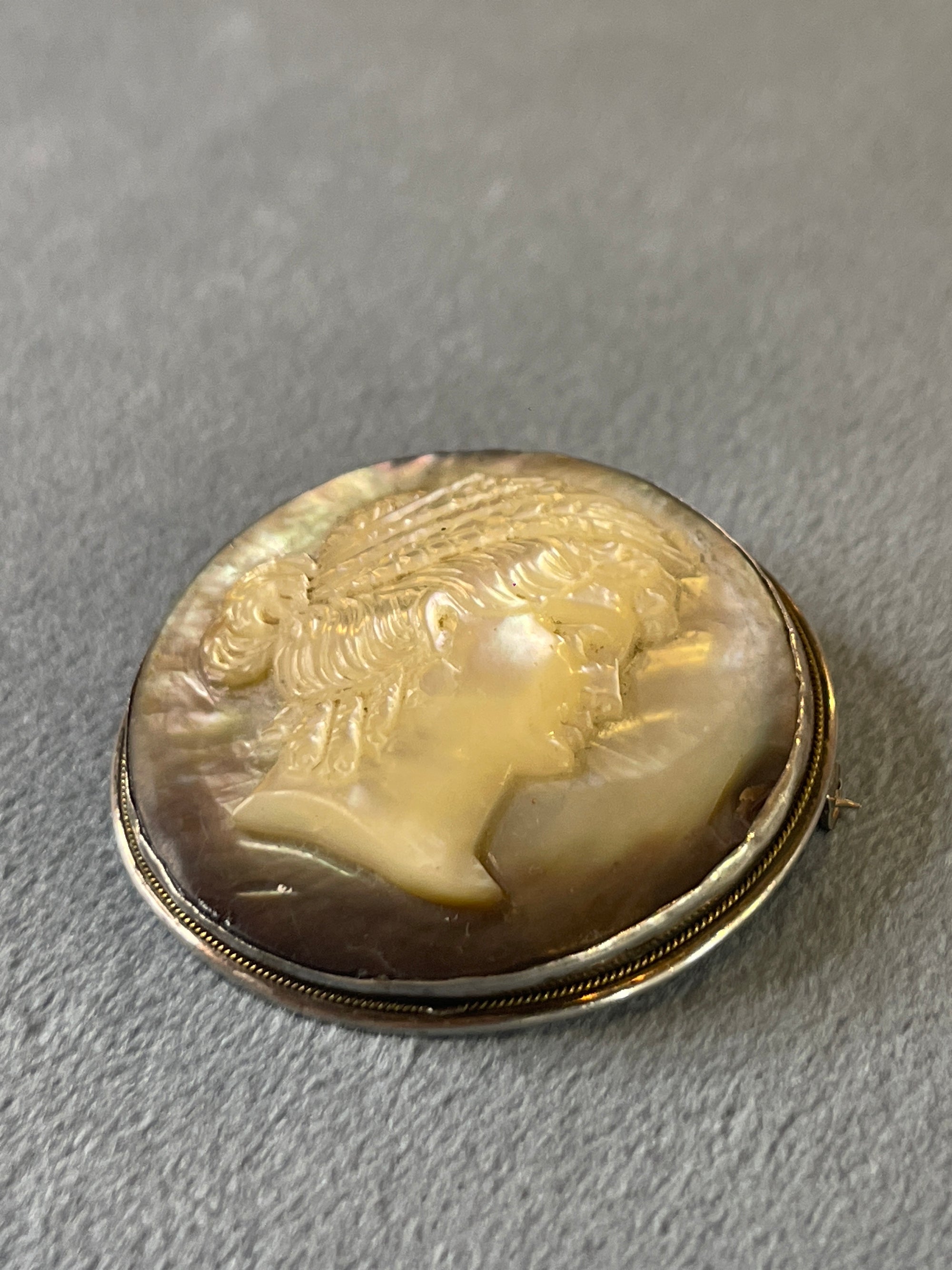 Mother of pearl cameo Angleterre silver Brooch 450