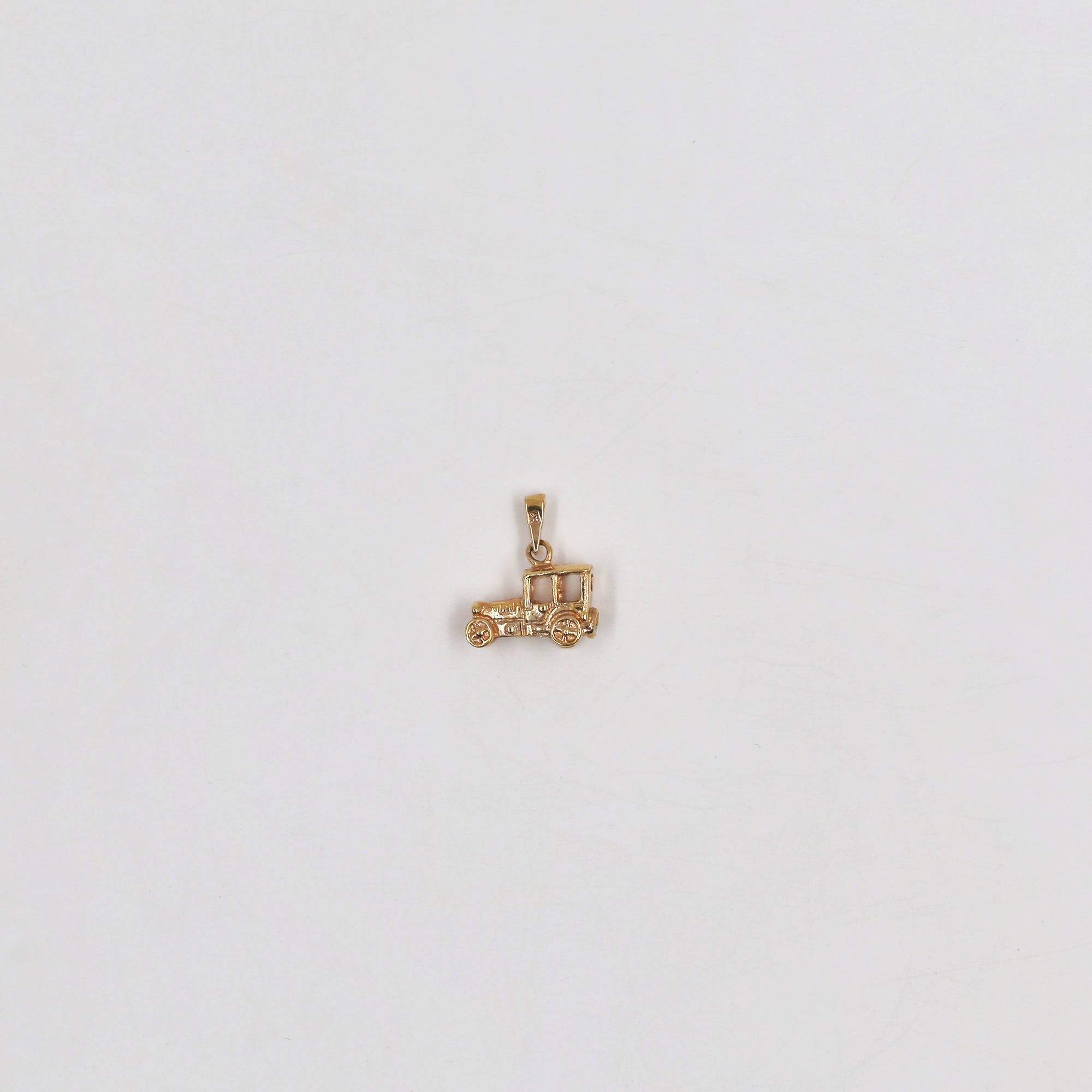 Playful gold-plated pendant (and gift chain)