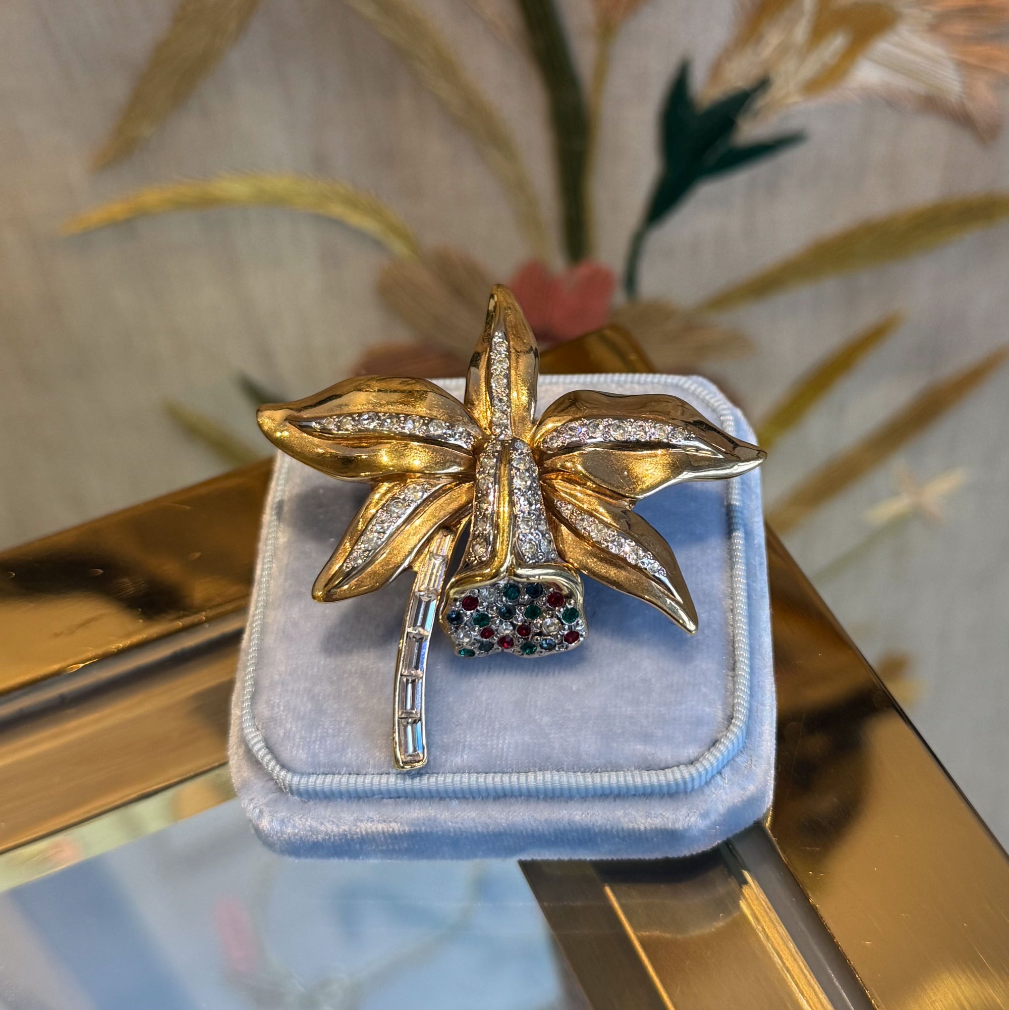 L’or du soir, rare et grande broche vintage couture en métal doré et r L’or du soir, rare et grande broche vintage couture en métal doré et r