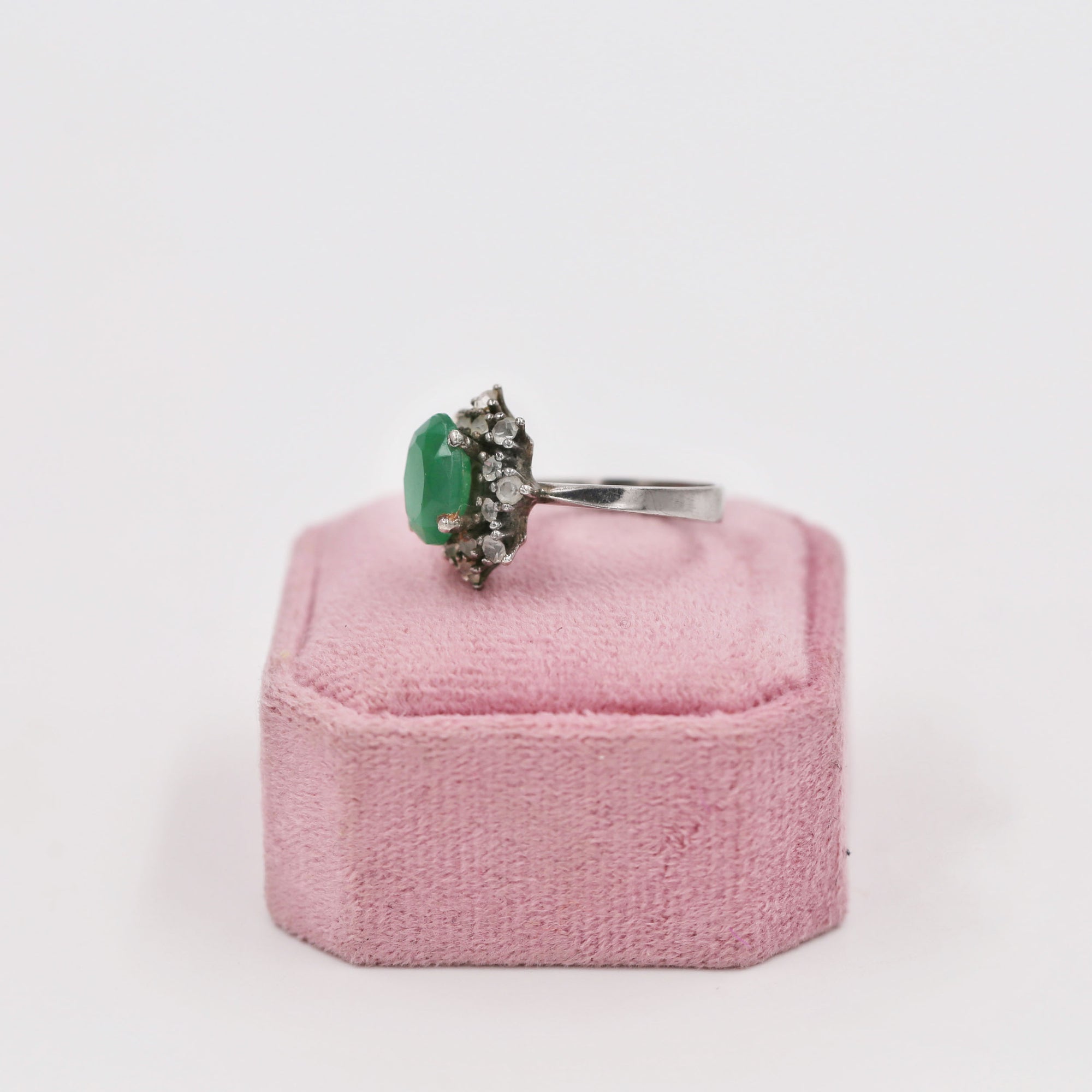 Elegant green and silver ring