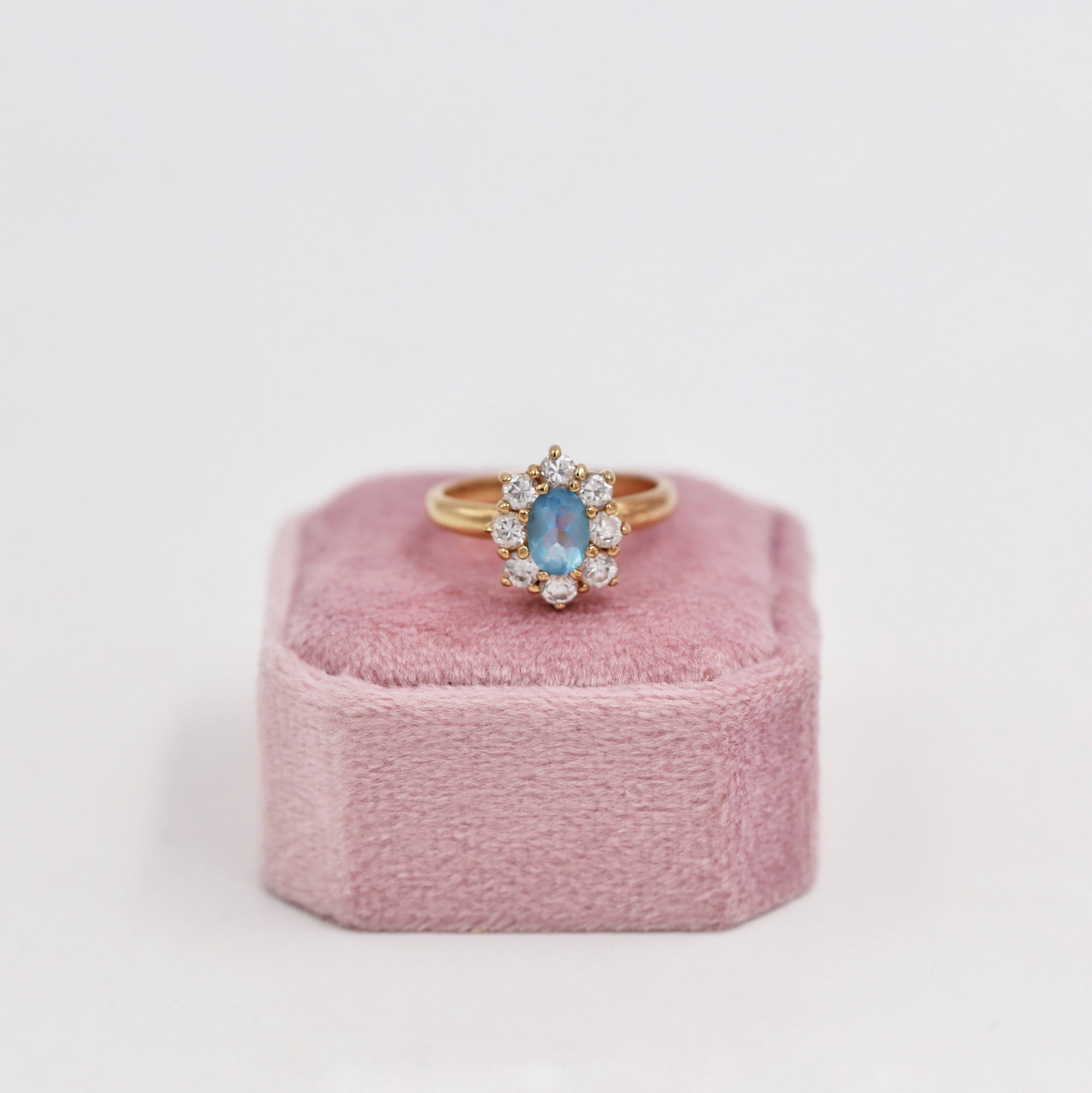 Gold-plated and baby blue daisy ring