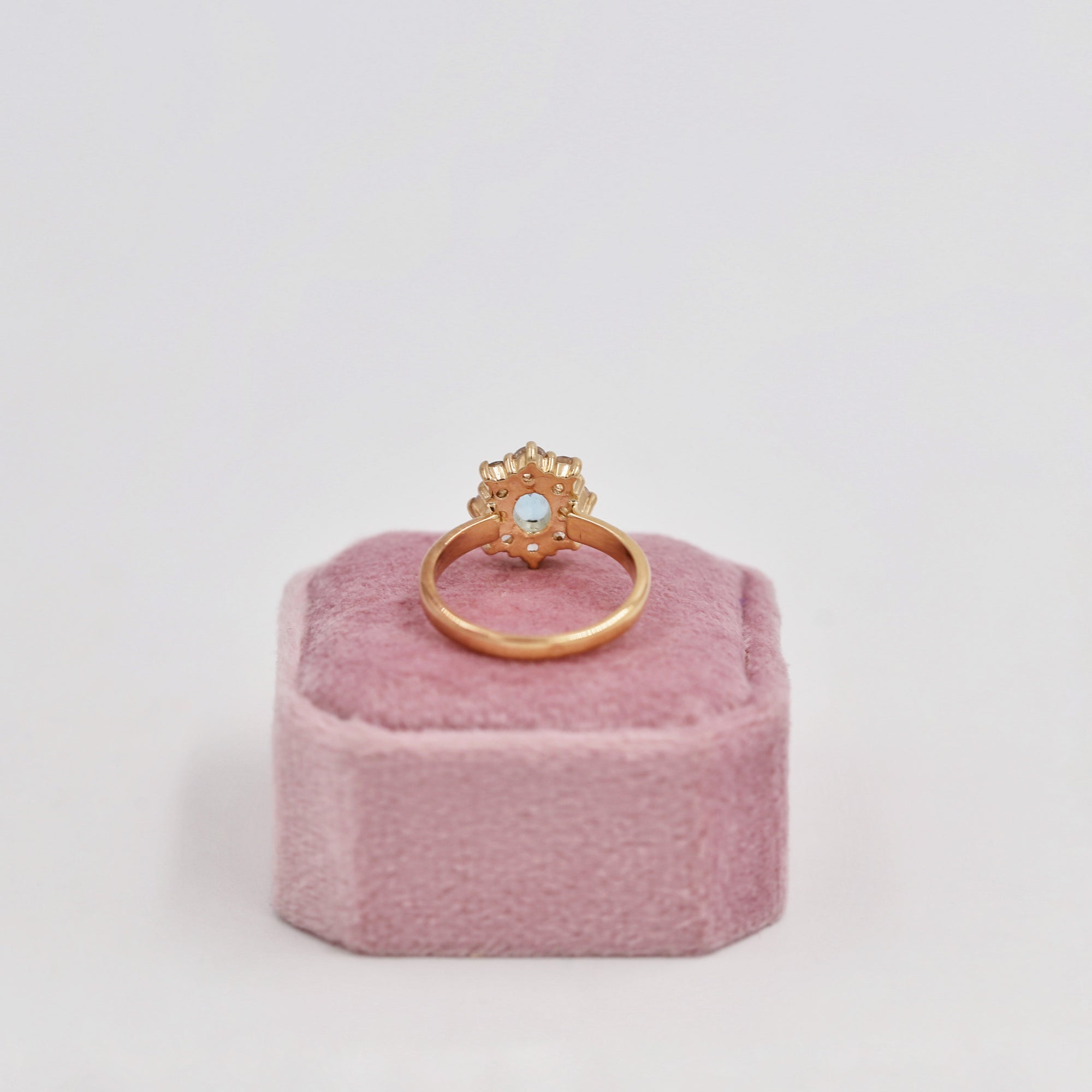 Gold-plated and baby blue daisy ring