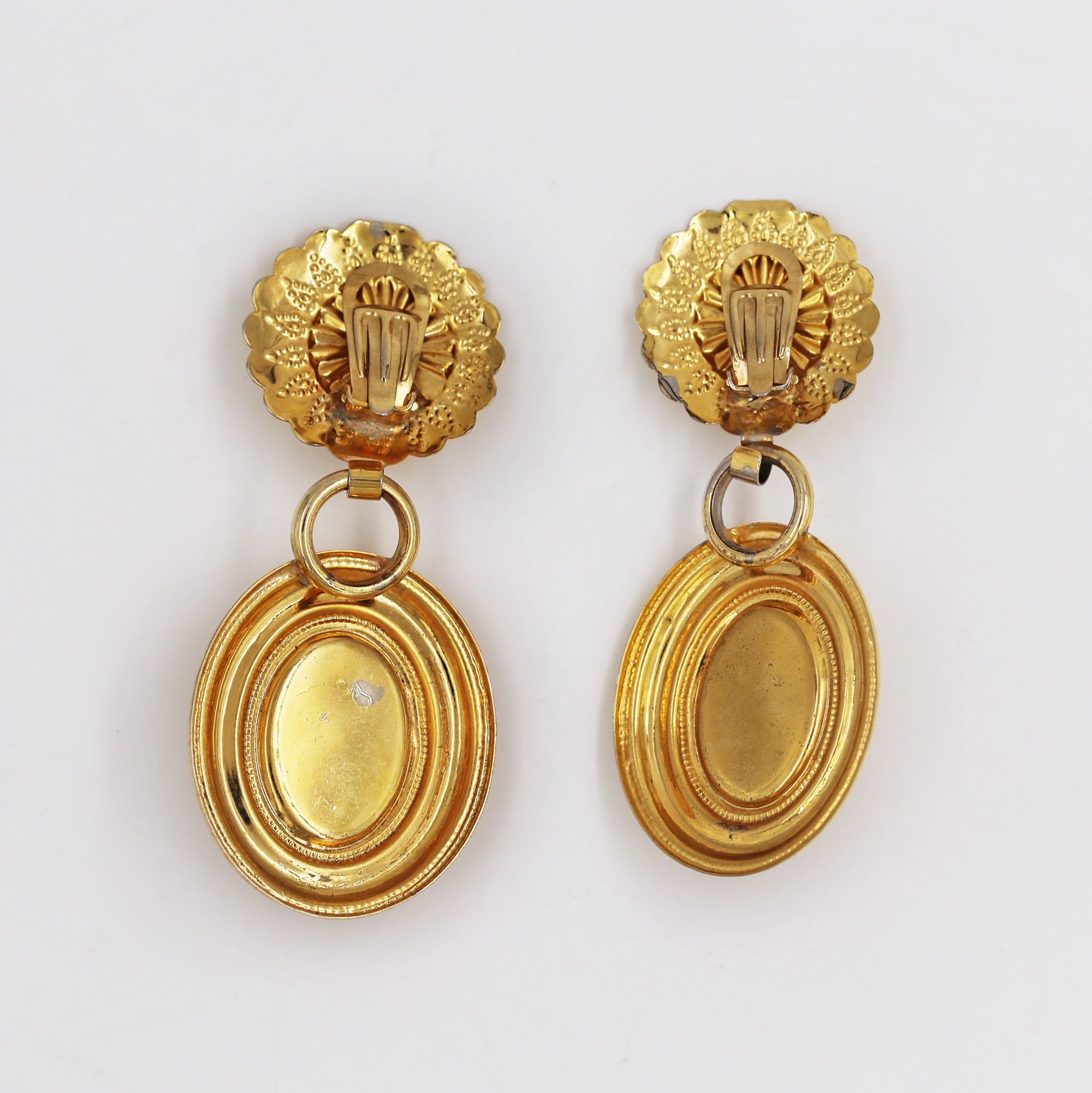 Oversize golden and green clips