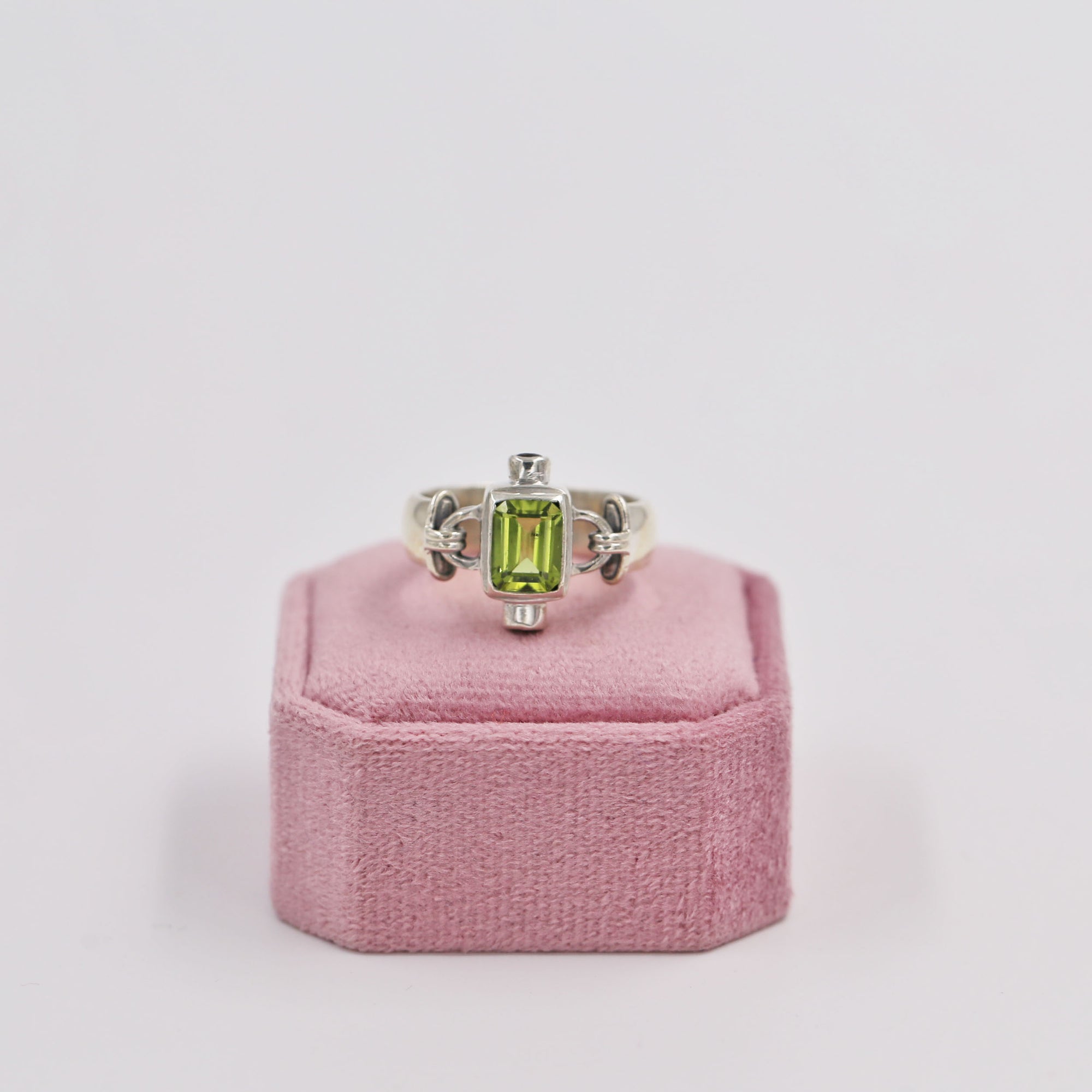 Italian handmade silver ring with peridot and grenat