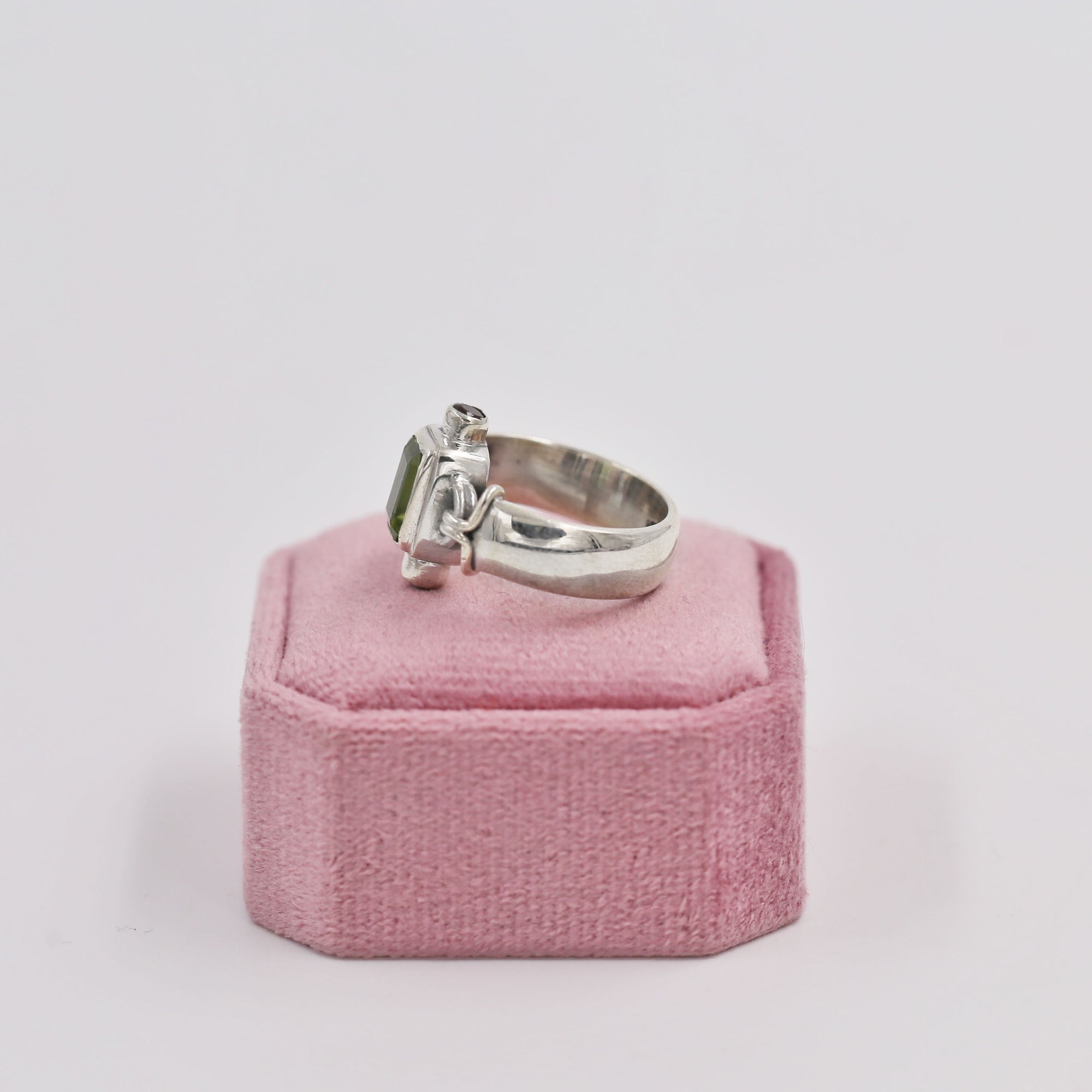 Italian handmade silver ring with peridot and grenat
