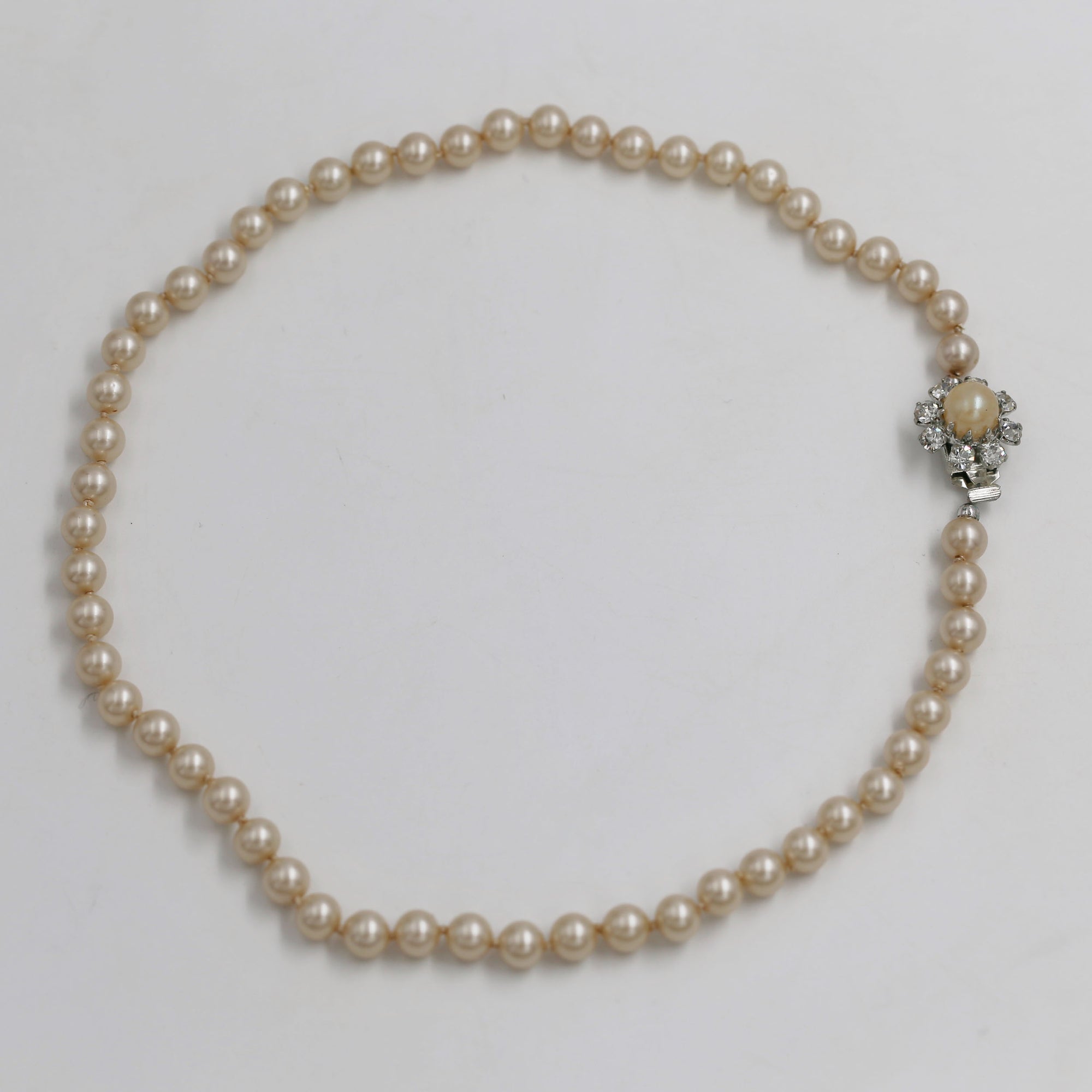 Pearly and glass necklaces from 1920 to 1960