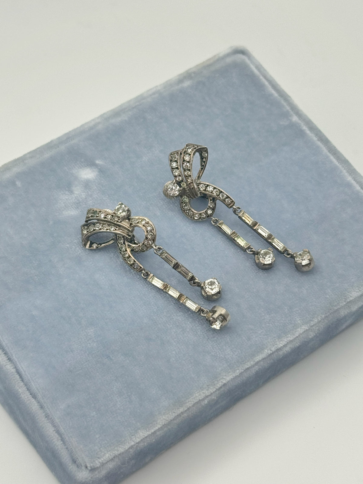 Art deco bow clip-on earrings in silver, 1930