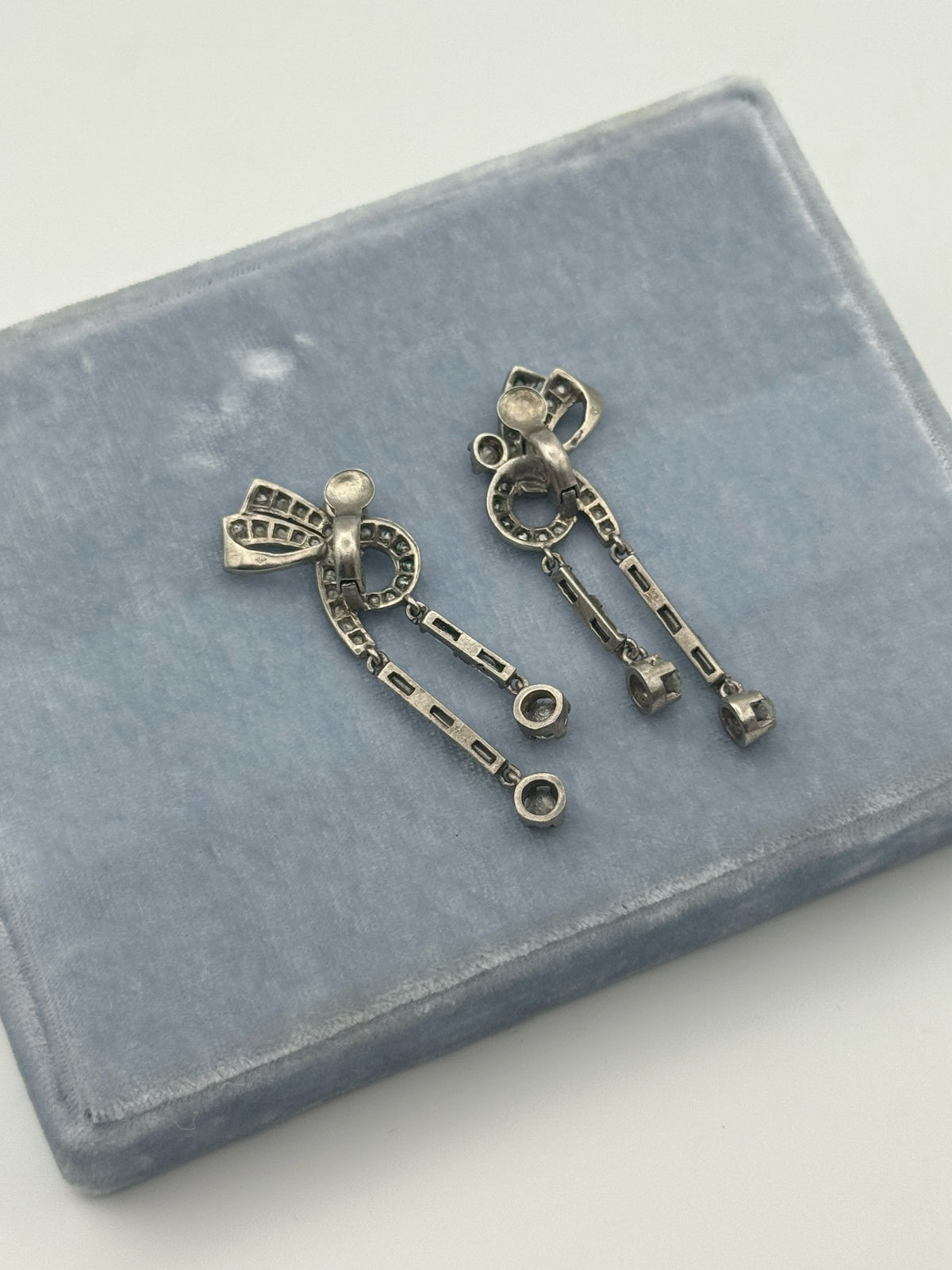 Art deco bow clip-on earrings in silver, 1930