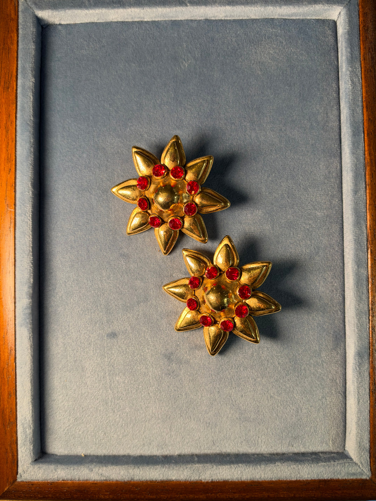 Flower sun golden and red compact clip-on earrings
